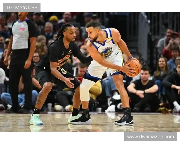 勇士与雷霆第六场激战回顾双方球星表现与战术分析